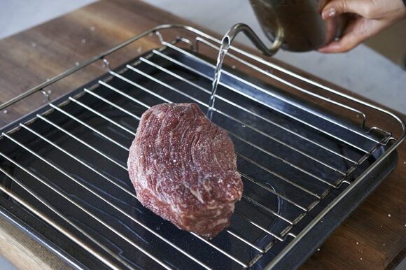 水1カップ(分量外)を注いで50分ほど焼く。