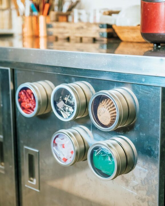 しょうゆの容器やバランなどのお弁当小物の収納