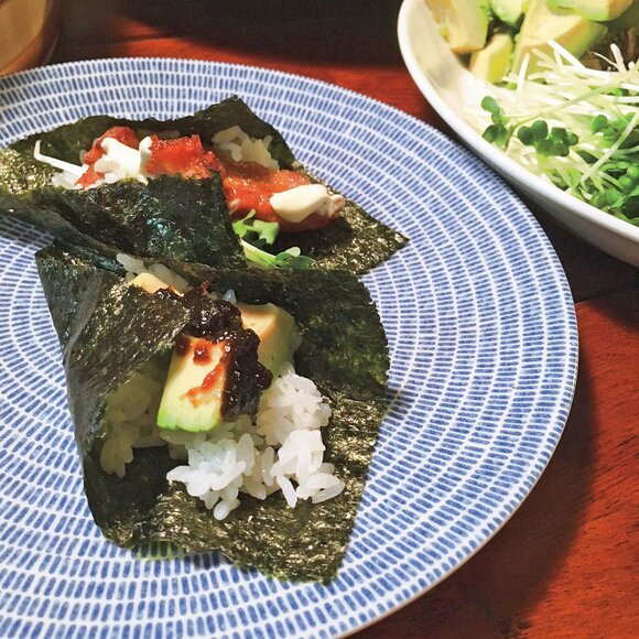 アボカドとのりの佃煮の組み合わせは、一度食べたらやみつきになるおいしさ