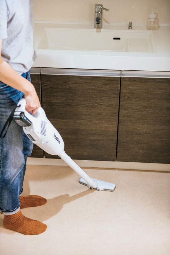 洗面台前を掃除する様子