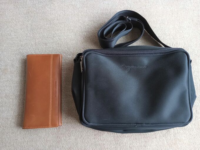 シンプルでお気に入りのJACQUES POIRIERの財布とY'SACCSのショルダーバッグ