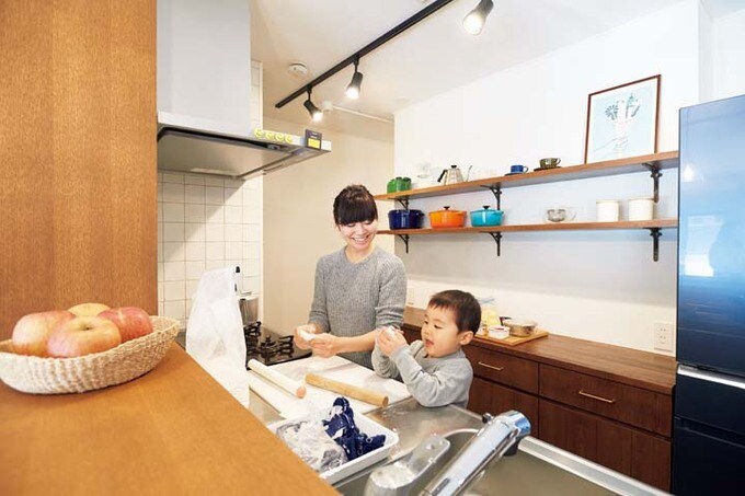 キッチンで調理する親子