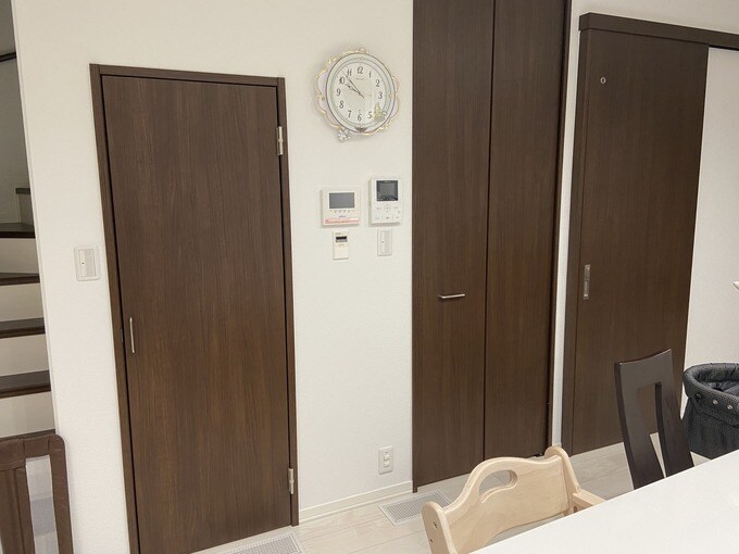 ダイニングから洗面所を見る