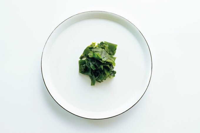 皿に盛られた戻しワカメ