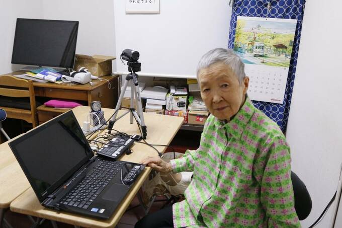 パソコンの前に女性