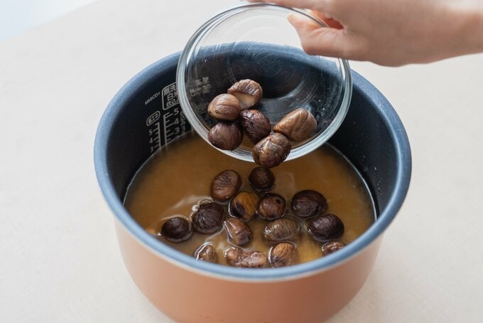 むき甘栗をのせている様子