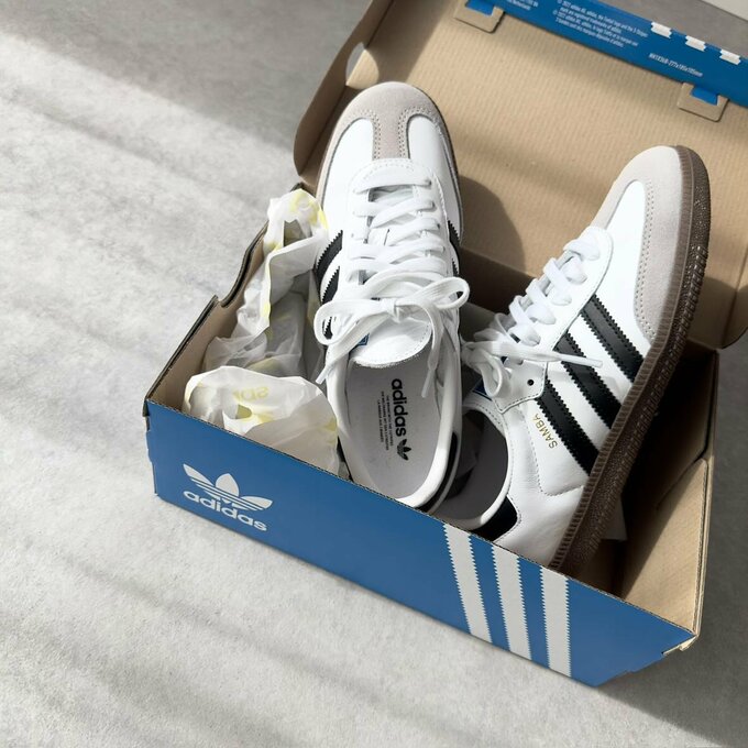 アディダスのサンバ