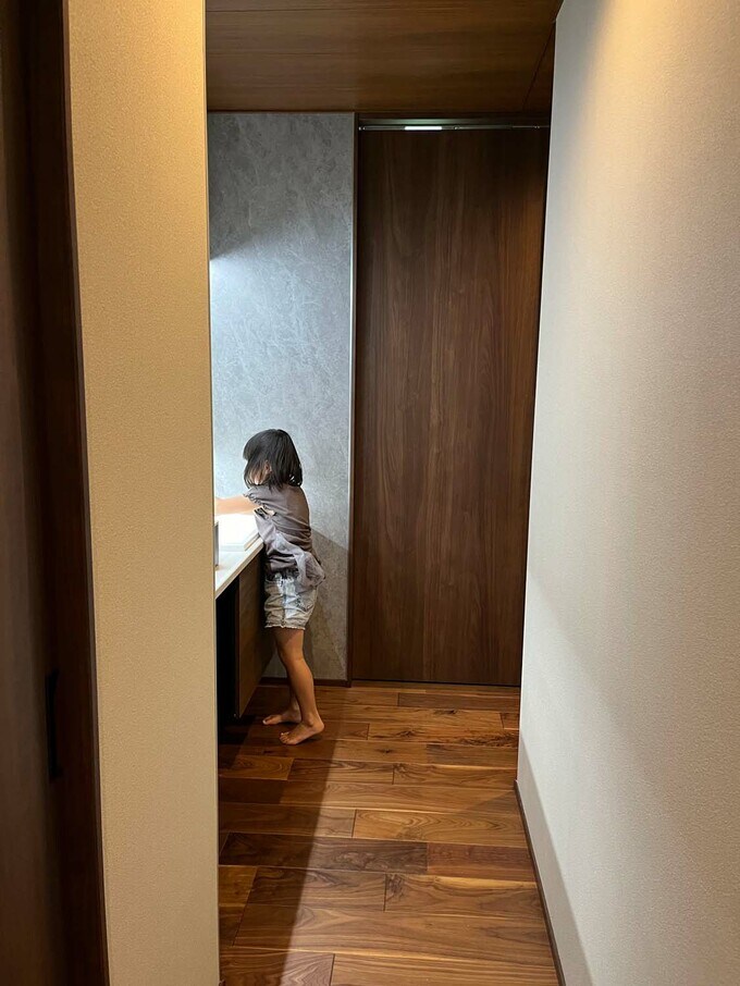 手を洗う子ども