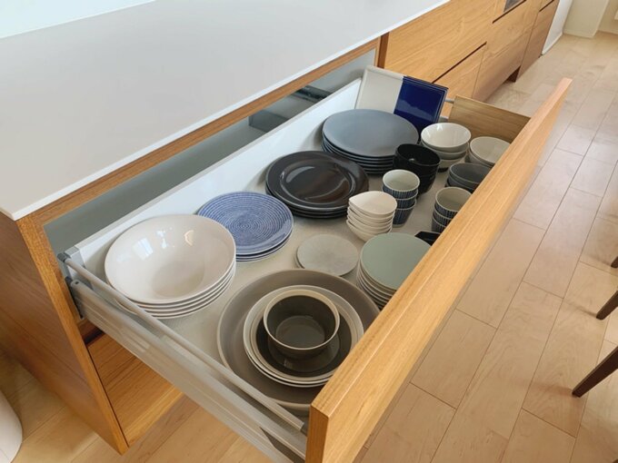 食器の入った引き出し収納