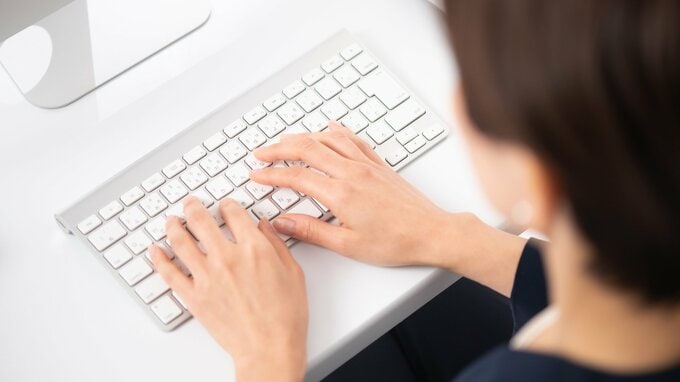 パソコンをする男性