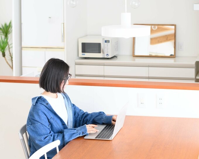 パソコンをする女性