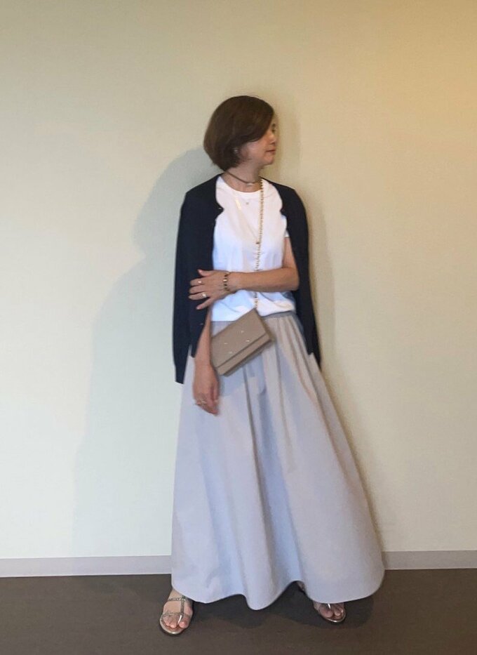 ユニクロユーの「クルーネックT」白とロングスカートのコーデ