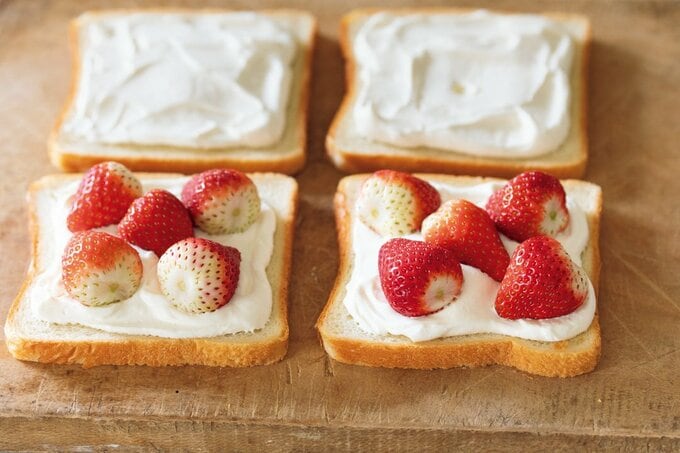 パンの上にイチゴとクリーム