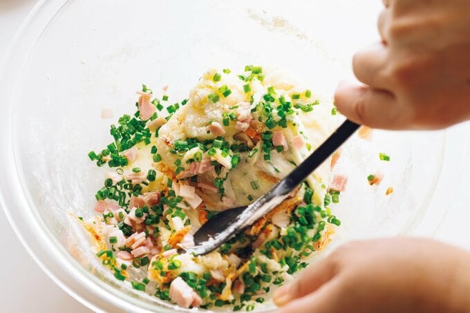 小麦粉と具材を混ぜ込む工程