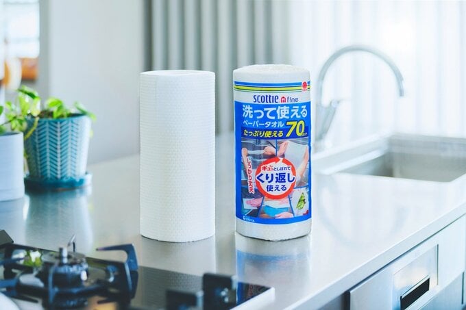 水を吸ってもやぶれにくい素材。ぎゅっと絞れば、ふきんのようにくり返し使える