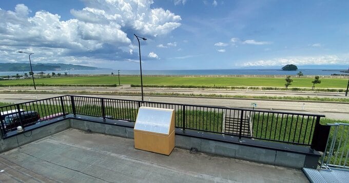 海側にある展望広場からは立山連峰の雄大な風景を眺めることができる
