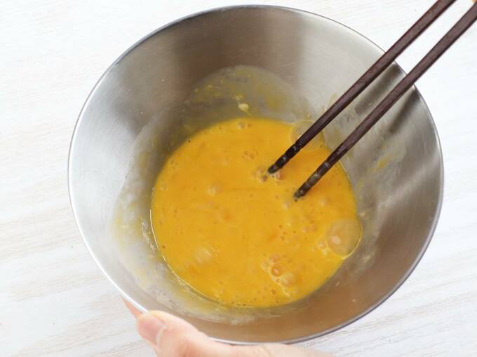 ボウルに入った卵を混ぜる様子