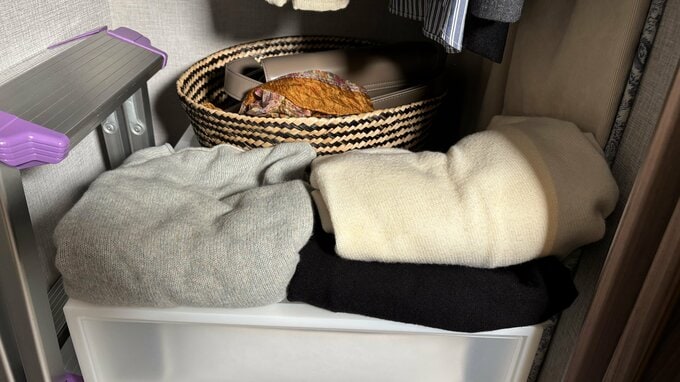 ニットは引き出しの上に置く