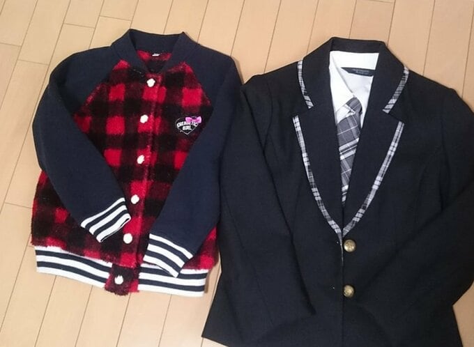 左右の扉の影の部分にオフシーズンのアウターとおさがりの卒業式用の服を収納
