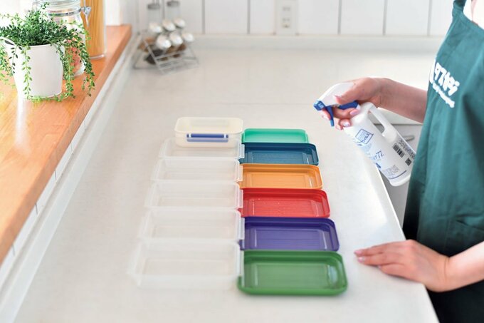 保存容器をアルコールスプレーで除菌