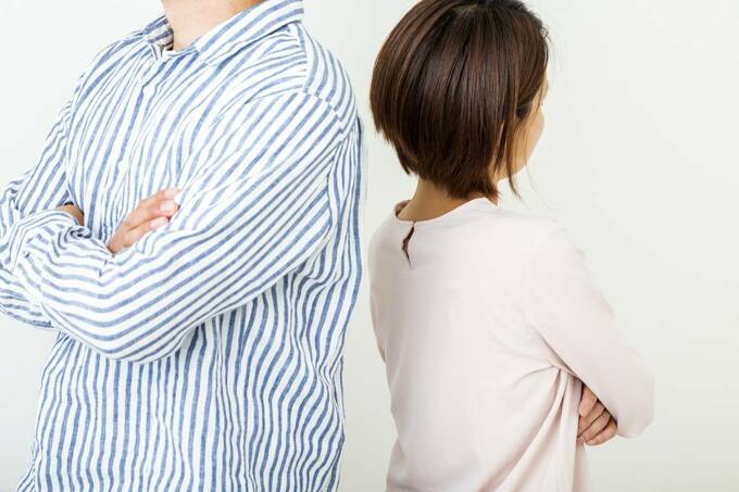 背中合わせ男女