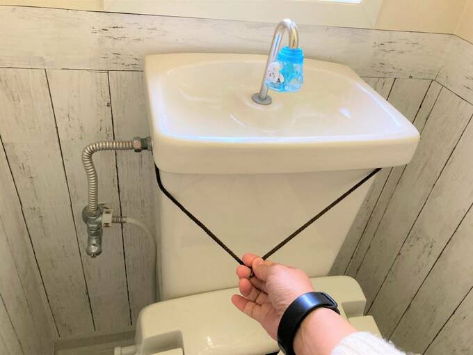 タンクの隙間にヒモ