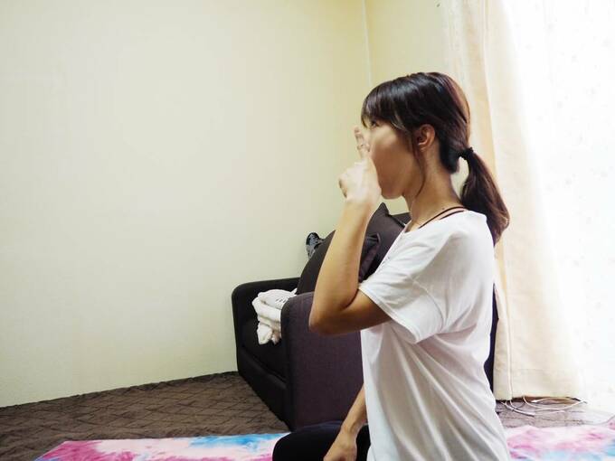 目線を左右に動かしたり、円を描くように動かしたりする