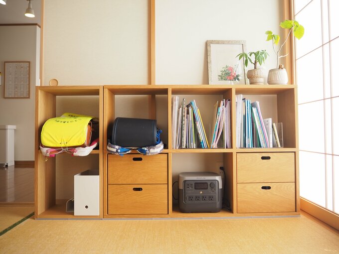 リュックや教科書などが収納されているスタッキングシェルフ