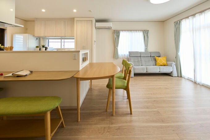 カウンターテーブルのあるキッチン