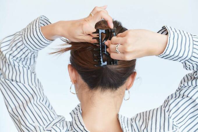 クリップでまとめた部分を挟む