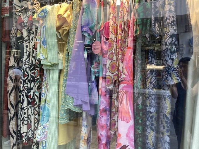 カラフルな柄の洋服