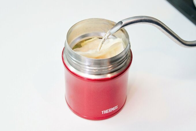 熱湯をジャーの口まで注ぐ