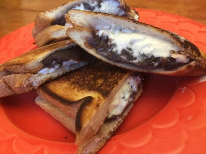 飛び出す熱々のチーズとアンコに注意です