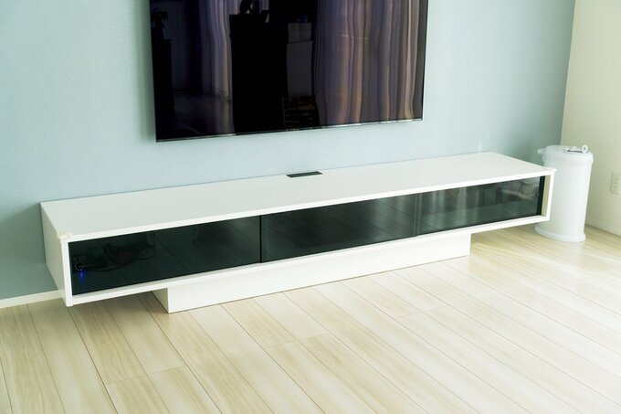 リビングに置かれた白いテレビボード