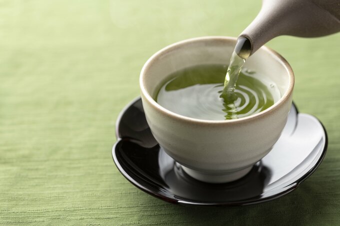 お茶を注いでいる