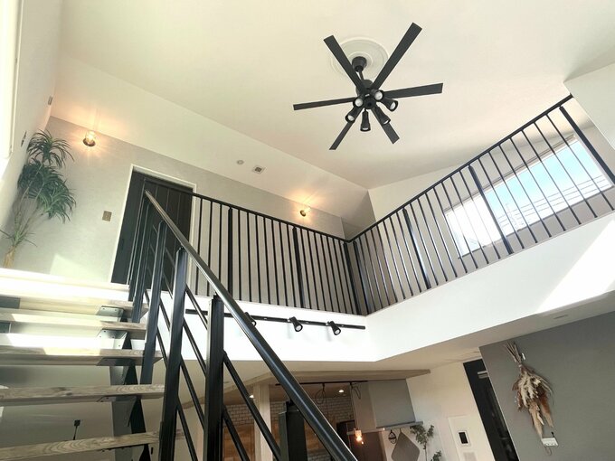 吹き抜けに布団が干せるようL字の手すりを設置