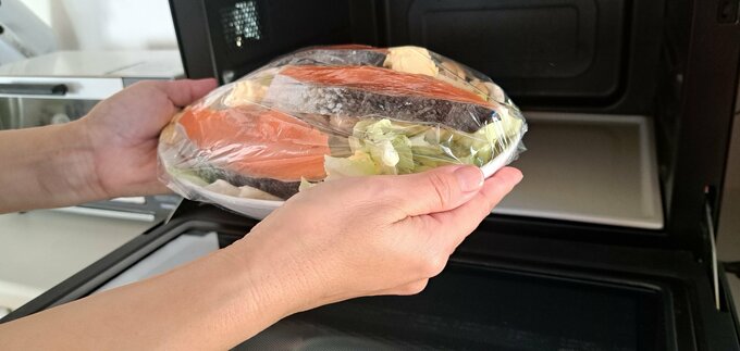 電子レンジに食材を入れようとしている様子