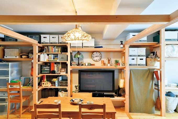 テレビボードや本棚の機能を持たせたダイニングの造作収納