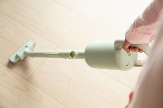 掃除機をかける女性