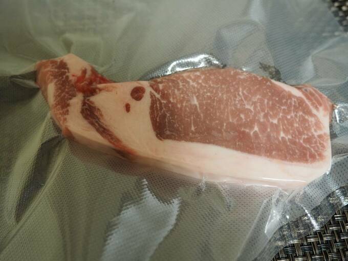 お肉の形が出ている真空フリーザーパック