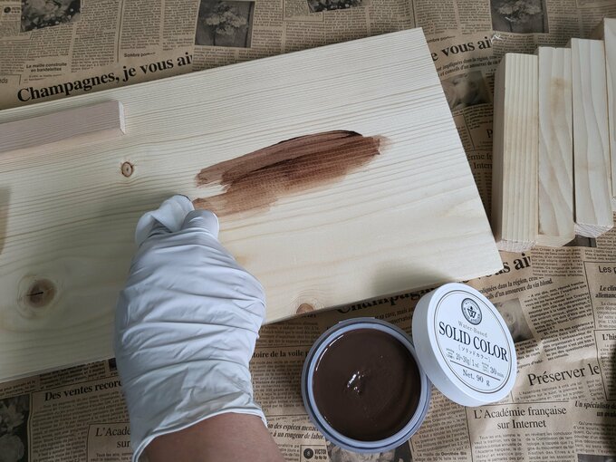 ゴム手袋をはめて塗装