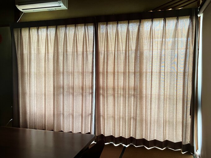 無地のカーテン