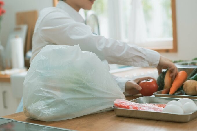 まとめ買いした女性