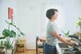 60代ひとり暮らし、「当たり前」を見直して気づいたこと。料理の味つけもお風呂のお湯も“少なめ”で十分だった