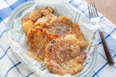 絶対に試したい「新ジャガのカリカリ焼き」。レンチンしてつぶして焼くだけ