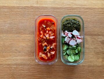 50代ふたり暮らしの「リアルな食事」。トマトジュースと余り野菜でつくるミネストローネが絶品
