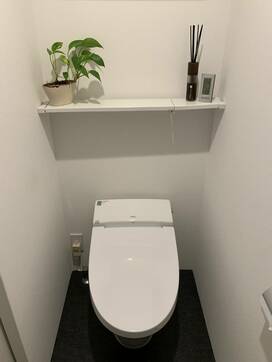 つっぱり棒で収納棚をつくる。トイレや洗面所のすき間を有効活用