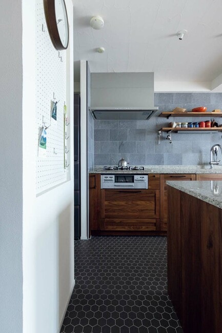 カウンター側からキッチンを見る