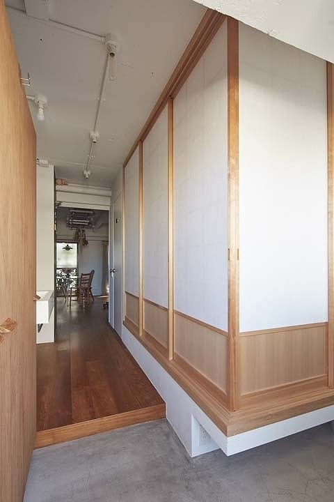 玄関を入ってすぐの小上がりの和室