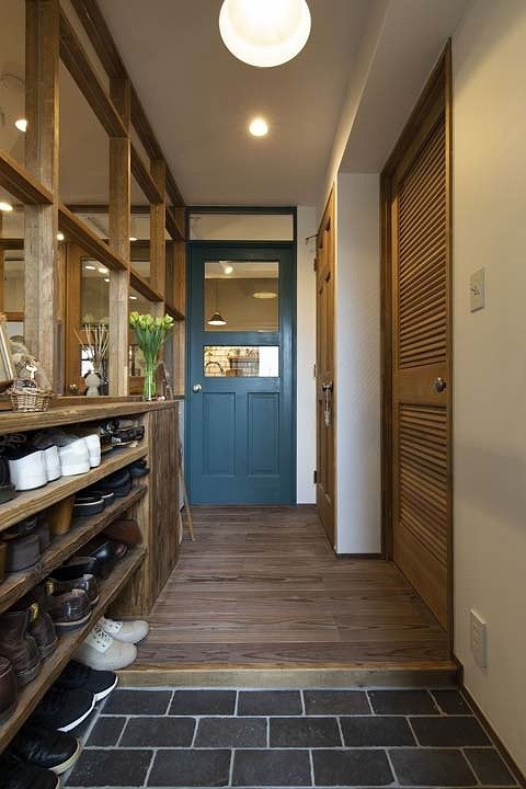 足場板でラフに仕上げた玄関